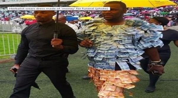 بالفيديو: رجل يرتدي زياً من الأوراق النقدية لإظهار ثروته