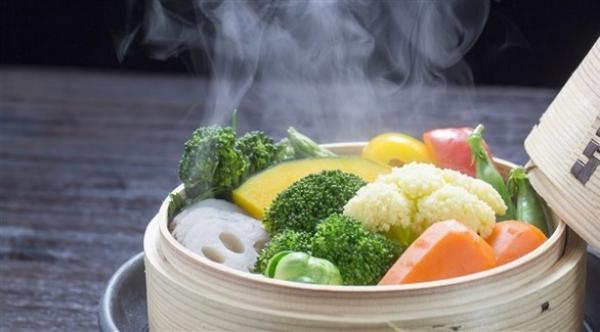 الطبخ بالبخار.. وسيلة لضبط الوزن أثناء العزل