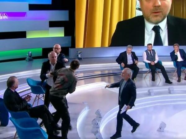 صحفي أوكراني يضرب سياسيا مؤيدا لروسيا في برنامج على المباشر(فيديو)