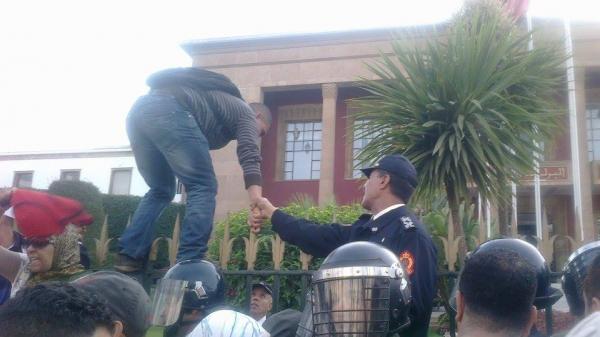 خطييييير  .. مجازون معطلون يحاولون اقتحام مبنى البرلمان أثناء عرض العثماني لبرنامج حكومته