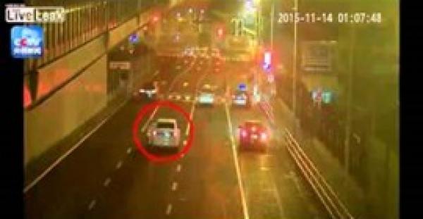 بالفيديو.. شرطى يعلق بسيارة مخمور أثناء سيرها