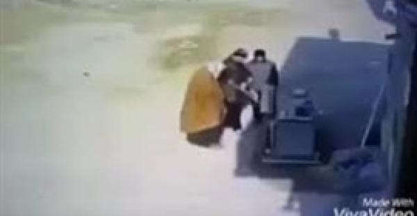 بالفيديو.. لحظة نجاة رجل من الموت بأعجوبة سحبته ماكينة