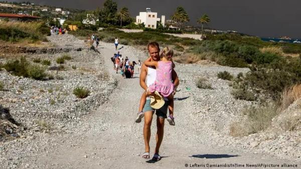 أكبر عملية إجلاء في اليونان بسبب حرائق في جزيرة رودوس السياحية