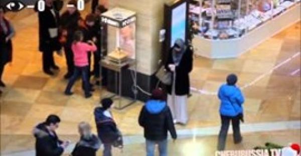 بالفيديو.. شاهد رد فعل المارة على تحرش شاب بفتاة محجبة وأخرى«متبرجة»