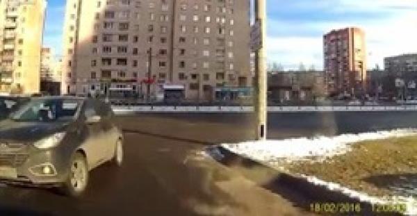 بالفيديو.. فتاة تتسبب في كارثة أثناء قيادة سيارة صديقها