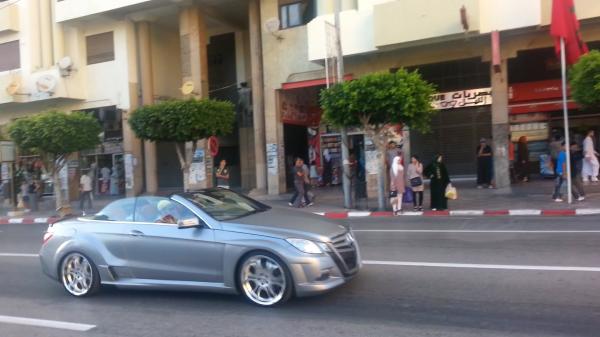 غضبة ملكية تطيح بأمنيين أوقفوا حركة السير للسماح للملك بالمرور