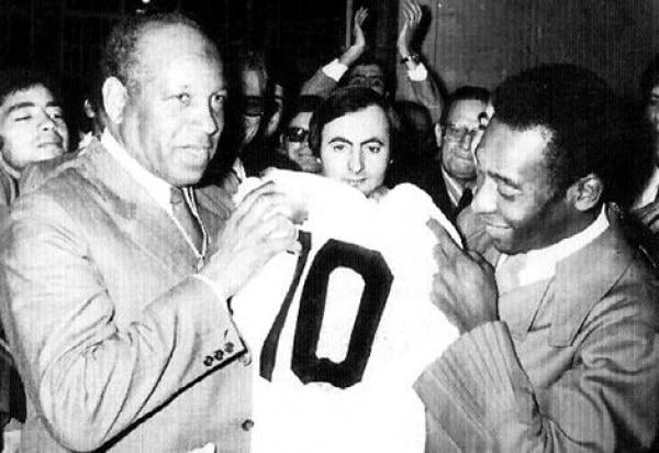 تقرير : العربي بن مبارك...الأسطورة الذي لقب بالجوهرة السوداء قبل البرازيلي بيلي