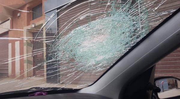 هدشي بزاف… “مشرملين” يعترضون السيارات  بالشارع ويكسرون 4 منها ويرعبون أصحابها