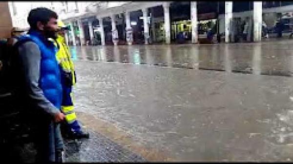 مشاهد من أمطار الخير بشارع محمد الخامس في الدار البيضاء