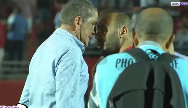 شجار عنيف بين وليد الركراكي ومدرب الرجاء كاريدو على المباشر وهذا هو السبب