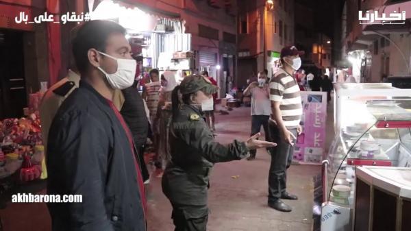 القايدة ليلى تعود من جديد وتخلق الحدث مع أصحاب المقاهي: تسد مع العشرة و10 ديال الكراسى أو نسد ليك