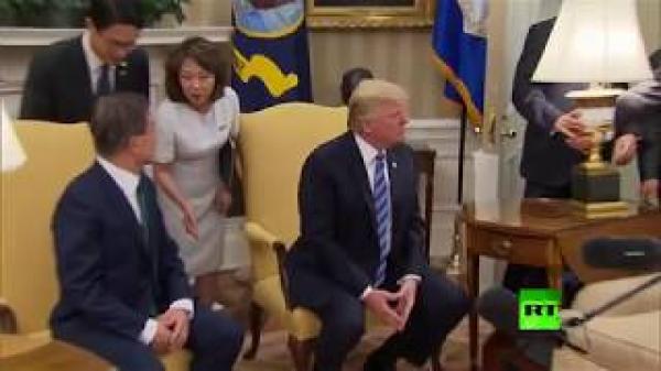 حارس ترامب ينقذه من ضربة مصباح في المكتب البيضاوي