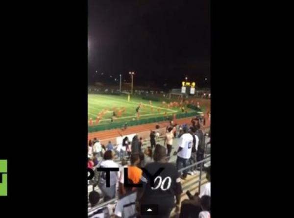 بالفيديو .. إطلاق نار بأحد ملاعب الكره الأمريكيه وهروب اللاعبين والجمهور