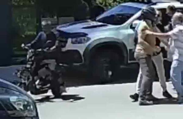 لص يستغل شجارا بين سائقين في تركيا ويسرق دراجة أحدهما (فيديو)