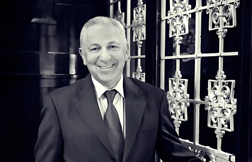 وفاة الدبلوماسي "عزيز مكوار".. رحيل رجل دولة رصين أفنى حياته في خدمة قضايا المملكة المغربية