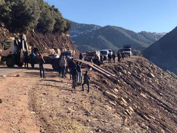 انقلاب شاحنة عدة مرات في أسفل الجبل وسائقها ينجو من الموت بمعجزة إلاهية