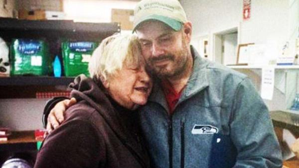 مشرد يعثر على 17 ألف دولار ويسلمها لبنك طعام