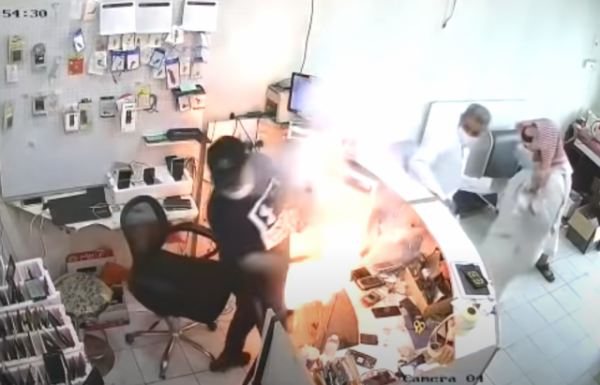 كادت تتسبب في كارثة.. لحظة انفجار بطارية موبايل بوجه صاحب محل هواتف(فيديو)