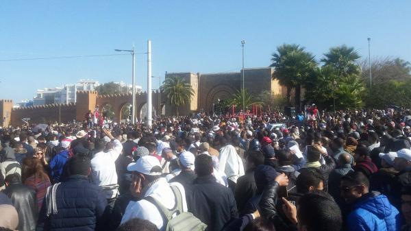 أساتذة الغد يحجون بالآلاف إلى باب الرواح للتضامن مع زملائهم "المرسبين"