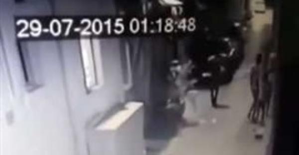 بالفيديو.. شاب يهاجم فتاتين ويحاول سرقة إحداهما بالبحرين