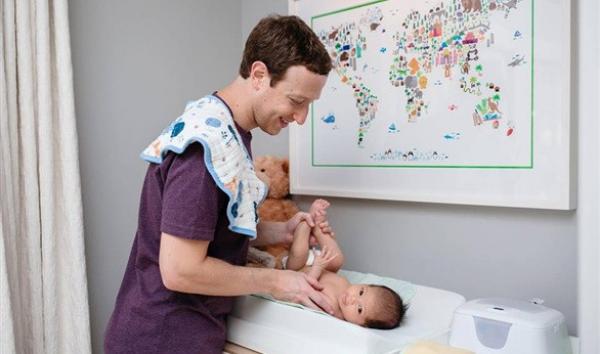 مارك يغير«الحفاضة» لابنته ماكس