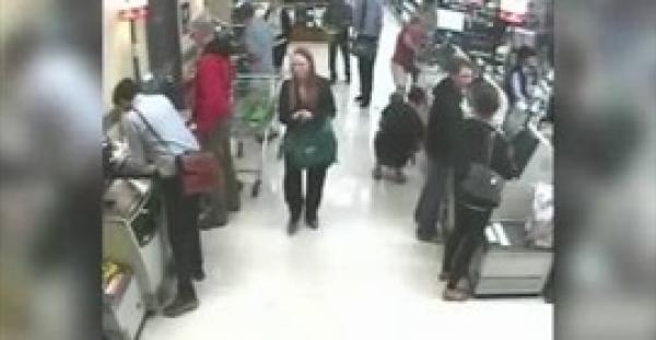 بالفيديو.. لقطات مثيرة لأب ينقذ ابنه من السقوط على الأرض