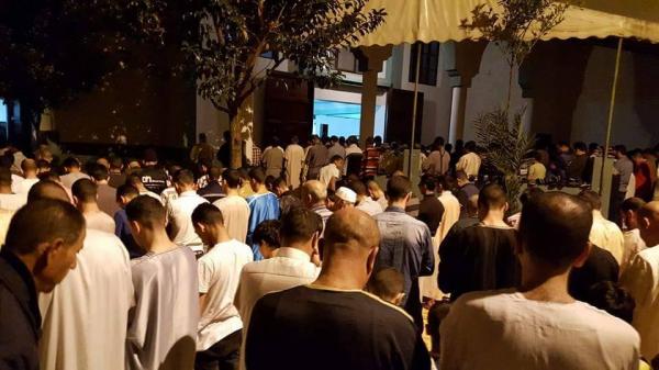 متفهموش على القبلة .. مصلون يصطفون للصلاة بطريقة عشوائية في أحد المساجد المغربية