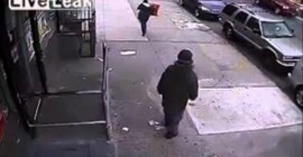بالفيديو.. لص يعتدي على امرأة بأحد الشوارع الخالية