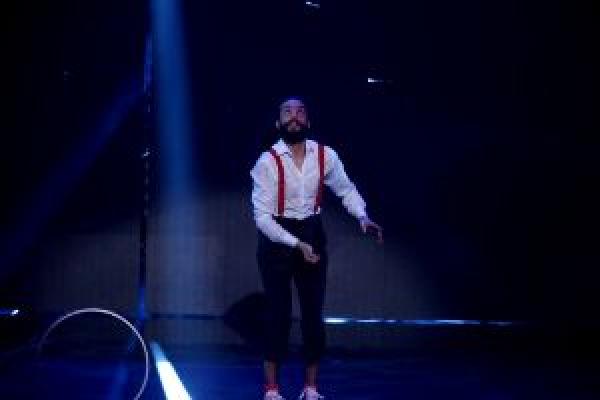 عرض مبهر لمتسابق مغربي في "عرب غوت تالنت"، لكن تصويت لجنة التحكيم يخونه (فيديو)