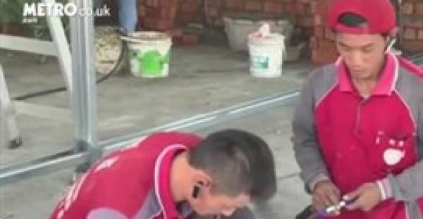 بالفيديو.. عامل بناء بساق واحدة يلهم الإنترنت