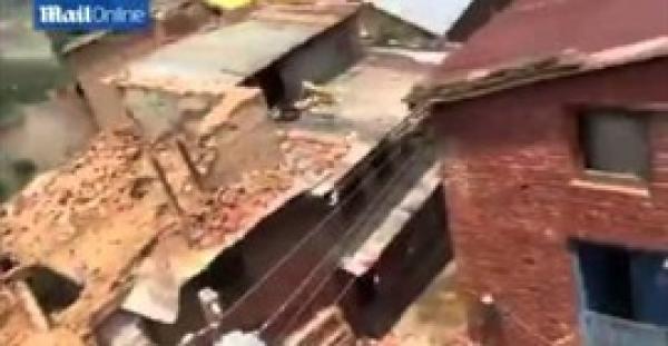 بالفيديو.. لحظة ضرب زلزال نيبال الجديد لمعبد