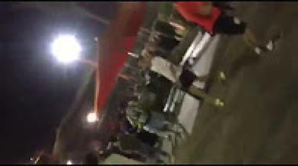 يا ربي السلامة..شوفو لحظة إطلاق بوليسي للقرطاس على شاب هاز سيف وسط كازا