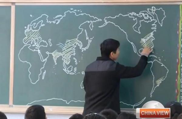بالفيديو: استاذ جغرافيا يرسم خريطة العالم من ذاكرته في 4 دقائق