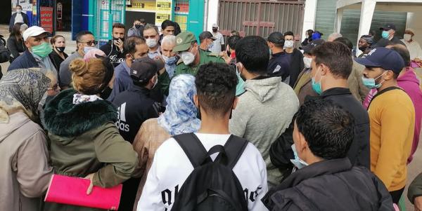 بسبب "كورونا": غليان أمام مقر المحلقة الإدارية الـ 10 بالرباط ومحتجون يطالبون بـ"بديل" عاجل (صور)