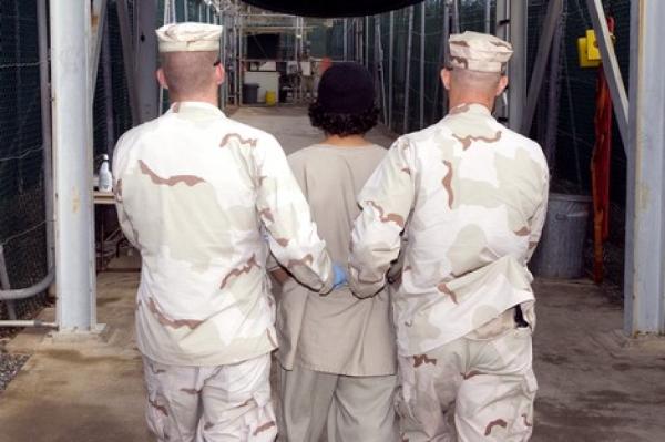 قصة يونس الشقوري ابن آسفي الذي سلمته السلطات الأمريكية إلى المغرب بعد قضائه 14 سنة بـ"غوانتانامو" 