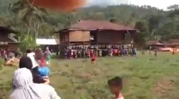 بالفيديو: عشرات الأشخاص يحملون منزلاً على أكتافهم