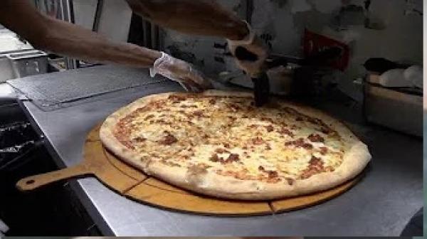 بيتزا بالجراد في لاس فيغاس تلبية لرغبة المهاجرين