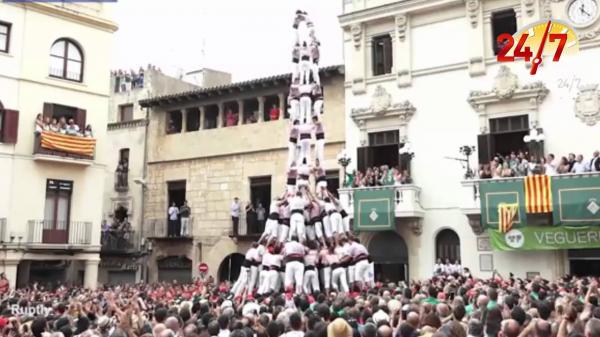 بالفيديو: انهيار برج بشري خلال مهرجان في إسبانيا