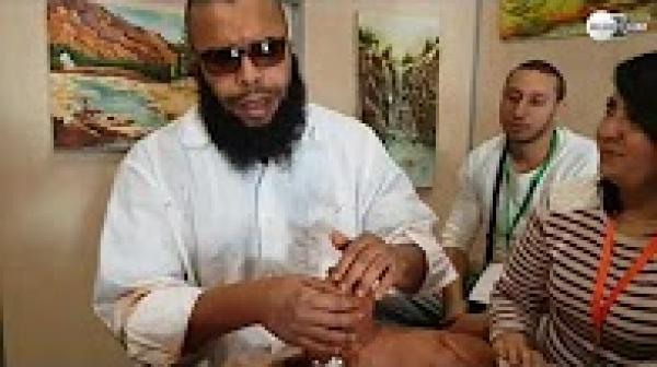 شاب مبدع يتحدى الإعاقة ويوجه رسالة تحسيسية من داخل "كوب22"