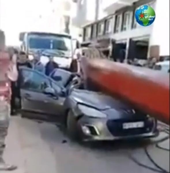 رافعة عملاقة سقطت فوق سيارة و نجاة صاحبها بأعجوبة