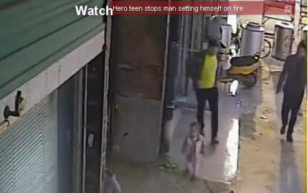 بالفيديو: يقذف طفلاً في الهواء..انتقاماً من والدته