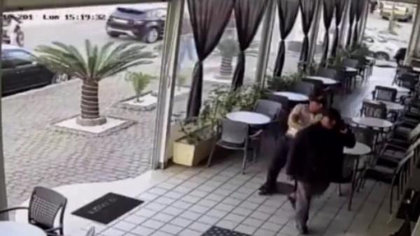 شاهد كيف سرق لص هاتفا من صاحبه داخل مقهى في مدينة فاس