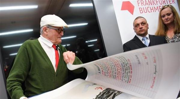 بالصور: هوكني يجمع أعماله في كتاب ضخم يزن 35 كلغ