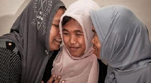 عودة فتاة إندونيسية لأسرتها بعد أن فرقهما " تسونامي " 10 سنوات