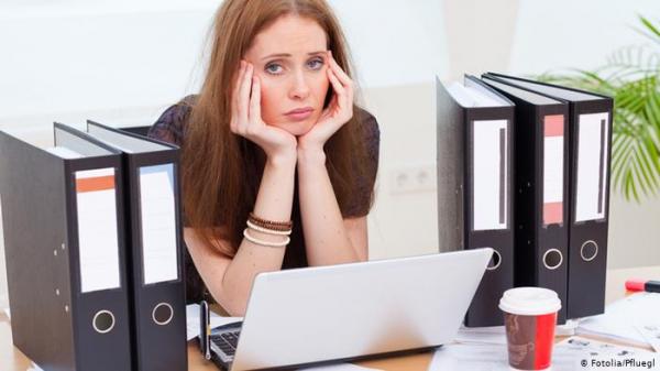 فعلت ما لا يخطر على البال للإيقاع بزميلتها وطردها من العمل!