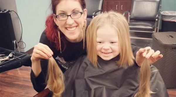 طفلة بعمر 3 سنوات تتبرع بشعرها لمرضى السرطان