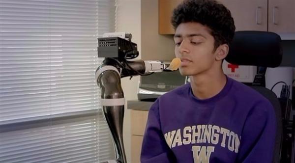 تطوير روبوت يساعد في إطعام المعاقين