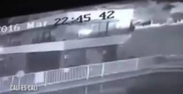 بالفيديو.. لقطات صادمة لساحرة ترتدي عباءة سوداء تطير حول مبنى