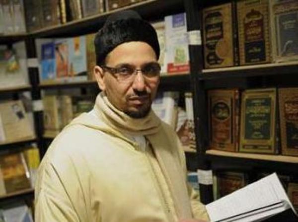 هذا ما قاله الشيخ أبو حفص في من يبيح الاستمرار في الأكل حتى بعد آذان الفجر