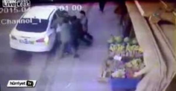 بالفيديو.. لحظة اختطاف فتاة داخل سيارة أثناء سيرها بإحدى الأسواق